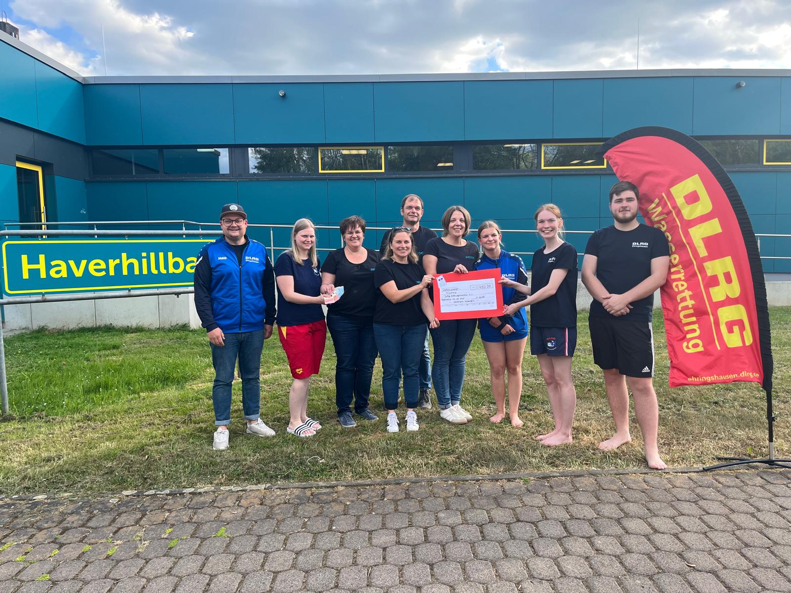 Übergabe der Spende an das DLRG Ehringshausen